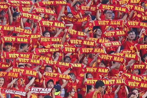 Người quan sát: Tựa lưng vào khán đài