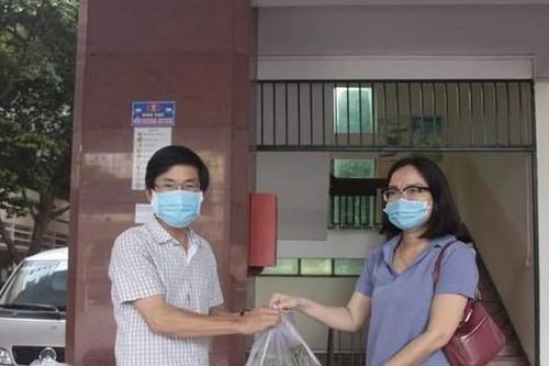Giảng viên cùng san sẻ những phần nông sản được hỗ trợ trong mùa dịch
