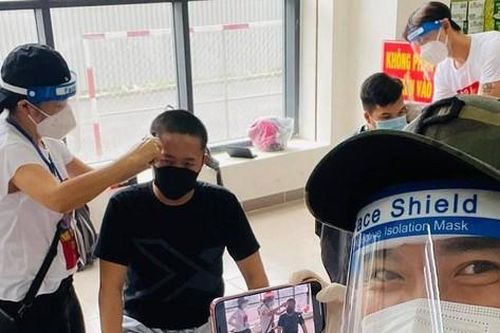 Nghệ sĩ trẻ TP. HCM đi siêu thị giúp dân, hớt tóc cho lực lượng tuyến đầu chống dịch