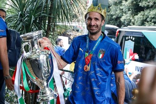 Bị Juventus ngó lơ, đội trưởng ĐT Italia nguy cơ thất nghiệp