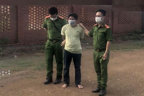 Bắt kẻ vi phạm quy định phòng chống dịch, dùng dao tấn công cán bộ công an