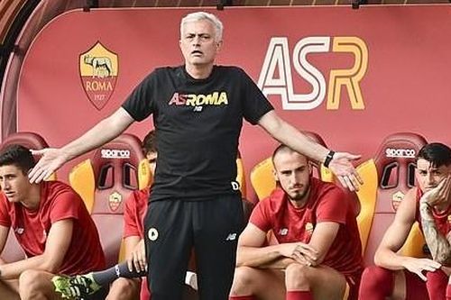 HLV Jose Mourinho có chiến thắng 10-0, trận ra mắt AS Roma