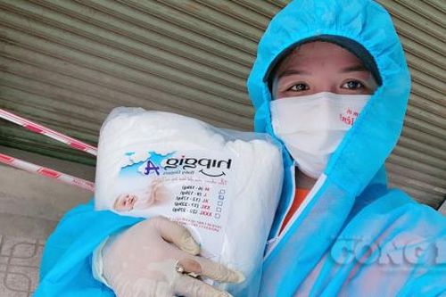 Bà mẹ trẻ nhờ chồng trông con để rong ruổi phát cơm cho người khó khăn tại TP. HCM