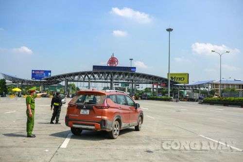 Hàng chục xe quay đầu tại trạm thu phí Pháp Vân - Cầu Giẽ vì không đủ điều kiện vào Thủ đô