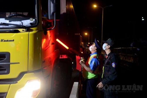 Tiếp tục tạo 'luồng xanh' cho phương tiện chở hàng hóa lưu thông qua vùng dịch