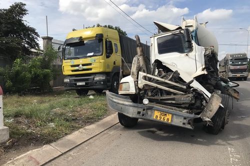 Xe chở gỗ bị tông lật ngang, tài xế bung cửa thoát chết