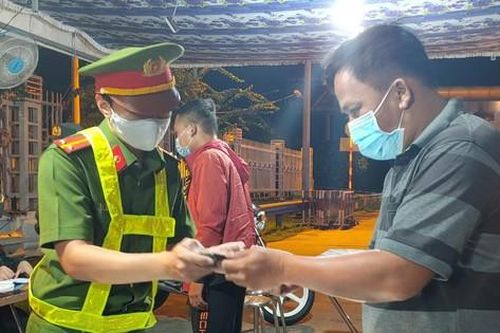 Cận cảnh xếp hàng quét mã QR để qua chốt kiểm soát ở cửa ngõ TPHCM ngày giãn cách