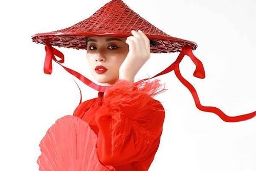 Sao Mai Thu Hằng biến hóa với áo dài đỏ - đen