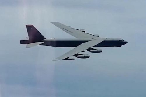 Video B-52 Mỹ áp sát không phận, Nga điều máy bay lên 'hộ tống'