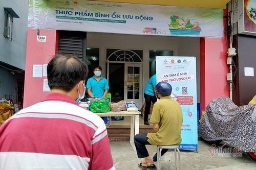 Sài Gòn lạ lẫm: Xếp hàng mua rau đồng giá, gói sẵn không chọn lựa
