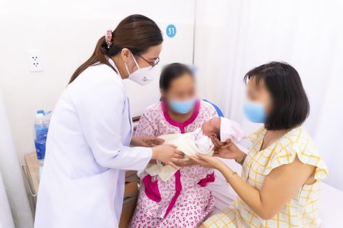 Em bé đầu tiên nhờ mang thai hộ chào đời tại BV Hùng Vương