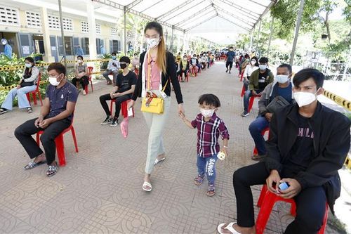 Campuchia tiêm phòng cho thanh thiếu niên trước khi mở lại trường học