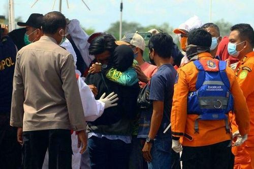 Mưa bão đánh chìm 14 tàu, thuyền ở Indonesia, nhiều người thiệt mạng