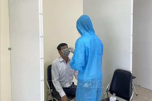 Những 'chiến binh' áo trắng trên tuyến đầu chống dịch COVID-19