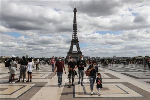Tháp Eiffel đón du khách trở lại sau 9 tháng đóng cửa do dịch COVID-19