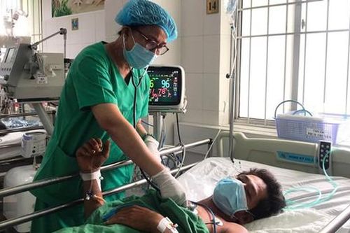 Cứu sống người bị cọc bần dài 80cm đâm xuyên hạ vị