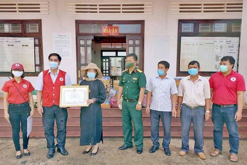 Gia Lai: Hỗ trợ nhu yếu phẩm cho khu cách ly tập trung tại huyện Đức Cơ