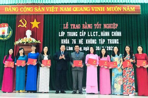 Xây dựng trường chính trị chuẩn