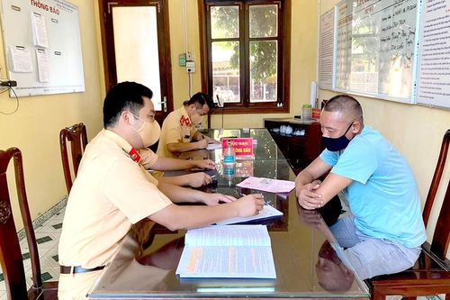 Khẩn trương điều tra xử lý lái xe khách vượt ẩu trên khúc cua nguy hiểm