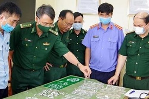 Thủy thủ tàu viên dương vận chuyển kim cương lậu trị giá 15 tỷ đồng