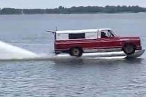 Clip sự thật về 'ôtô chạy băng băng trên mặt nước'