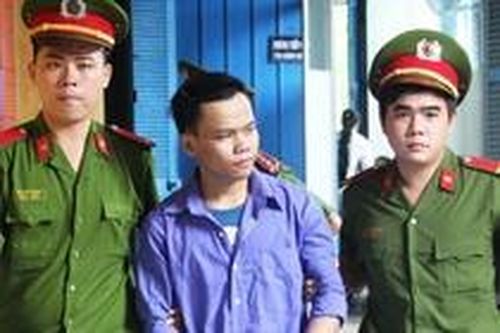 Nhiều người phải đi cách ly sau khi truy bắt tử từ mắc COVID-19 trốn trại
