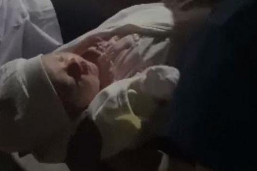 Hưng Yên: Phát hiện bé gái 2,9kg bị bỏ rơi trước cổng miếu làng