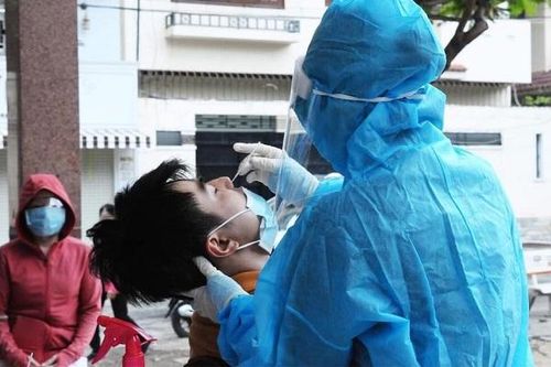 Bất chấp nắng mưa, sinh viên ĐH Kỹ thuật Y tế Hải Dương vẫn miệt mài lấy mẫu xét nghiệm