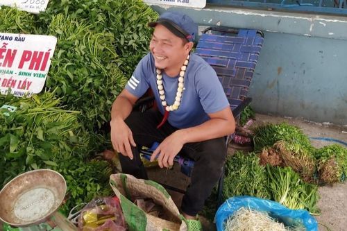 Anh Minh bán rau: 'Buôn bán cả năm rồi, không ai làm giàu trong dịch'
