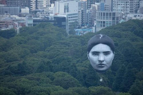 'Đầu người' khổng lồ bay trên bầu trời Tokyo