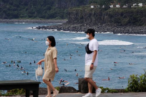 Người trẻ Hàn đổ xô đến đảo Jeju nghỉ mát bất chấp đại dịch