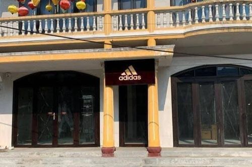 Cửa hàng hiện đại 'nhập gia tùy tục' ở phố cổ Hội An