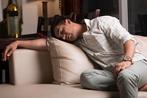 Người đàn ông Ấn Độ mắc bệnh lạ, ngủ 300 ngày mỗi năm