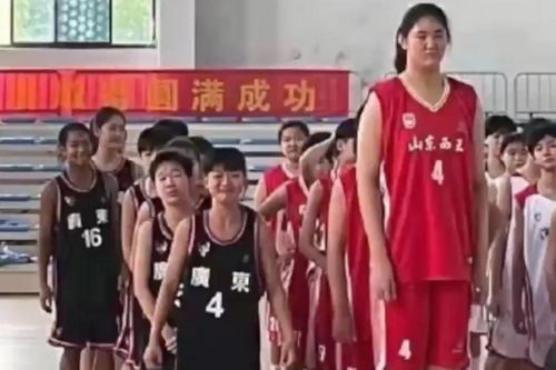 Nữ VĐV bóng rổ Trung Quốc cao 2,26 m ở tuổi 14