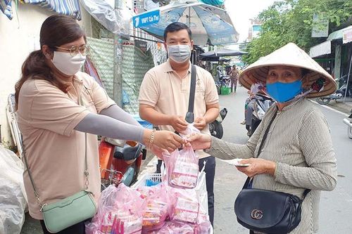 Người bán vé số dạo mong sớm được nhận tiền hỗ trợ từ các công ty xổ số