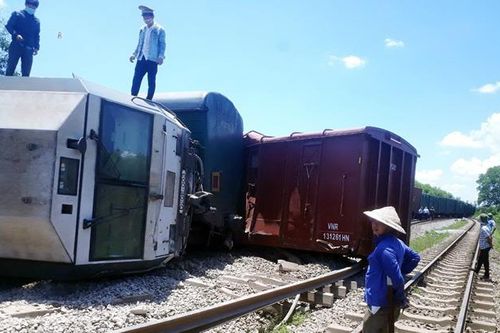 Tập trung cứu hộ tàu hàng trật bánh, lật khỏi đường ray tại ga Sa Lung – Quảng Trị