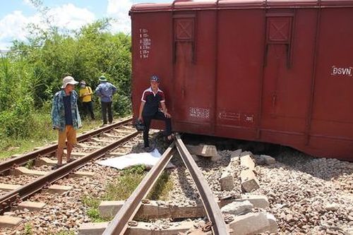 Tàu trật bánh, đường sắt Bắc – Nam qua Quảng Trị tê liệt nhiều giờ