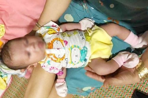 Quảng Trị: Bé trai 2 tháng tuổi bị bỏ rơi trước cổng nhà dân trong đêm