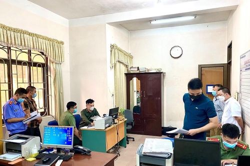 Cán bộ Trung tâm Quản lý của khẩu làm giả giấy tờ để trục lợi