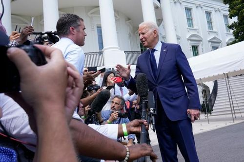 Ông Biden chỉ trích tin giả về vắc xin COVID-19 tràn lan trên mạng xã hội
