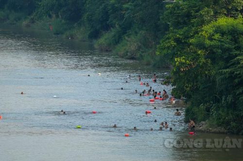 Hàng trăm người đến tắm ở bãi giữa sông Hồng như không hề có dịch COVID-19