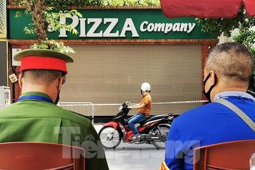 Nhân viên quán Pizza dương tính SARS-CoV-2, một đoạn phố ở Hà Nội bị phong tỏa