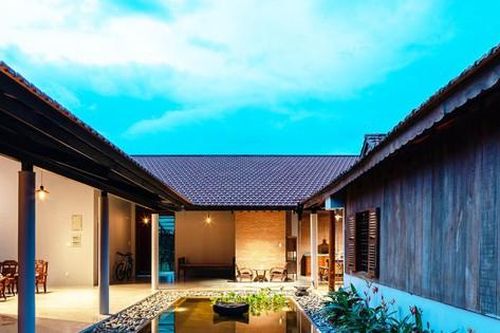 Mê mẩn nhà cấp 4 mái ngói chữ U có hồ nước giữa nhà