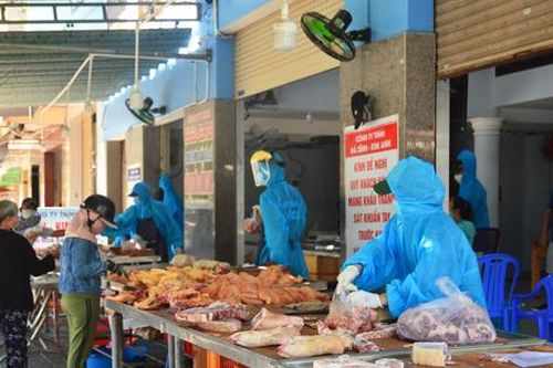 Nhân viên tiệm thịt ở Đà Nẵng mặc bảo hộ, đội mũ chắn giọt bắn để bán hàng