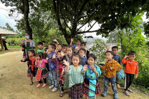 Trẻ em Sin Suối Hồ vệ sinh làng bản phòng chống dịch bệnh