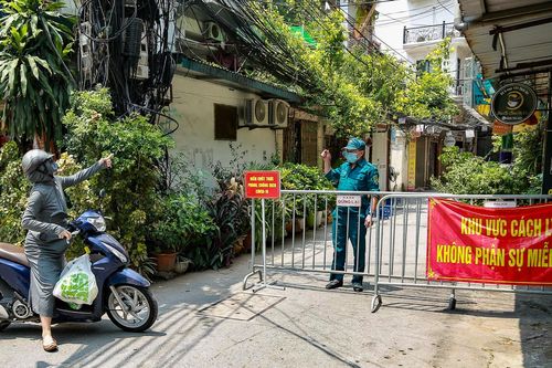 Hà Nội phong tỏa nhiều điểm liên quan đến các chùm ca bệnh COVID-19