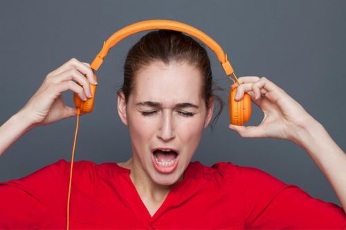 Tai nghe chống ồn giá rẻ đang âm thầm hại sức khỏe người dùng?