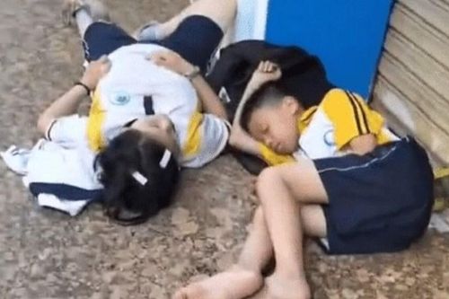 Hai đứa trẻ nằm vật vờ trước cửa lớp học thêm vào sáng sớm, lý do đằng sau khiến dân mạng 'dậy sóng'