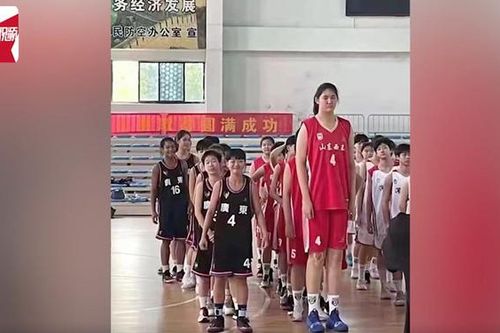 Bé gái 14 tuổi cao 2.26m là niềm hi vọng bóng rổ của Trung Quốc