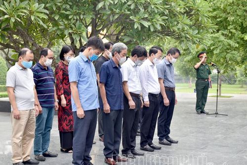 Đoàn công tác tỉnh Thái Bình viếng nghĩa trang liệt sĩ tại Điện Biên
